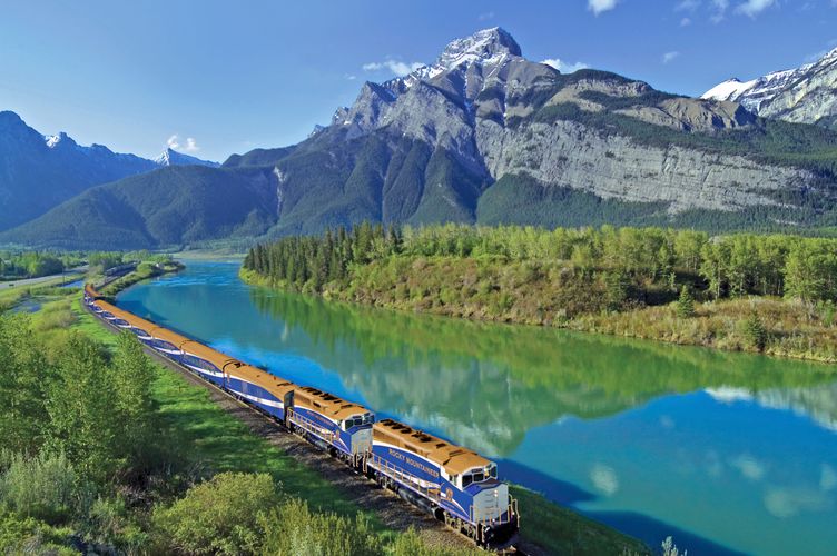 Rocky Mountaineer im Bow River Valley