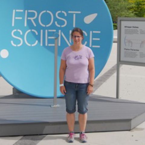 Carmen Sorg vor dem Patricia and Phillip Frost Museum of Science in Miami
