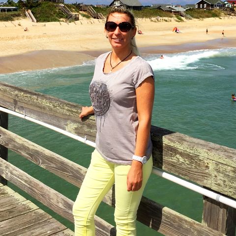Manuela am Strand von Nag Head in North Carolina