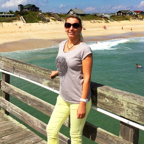 Manuela am Strand von Nag Head in North Carolina