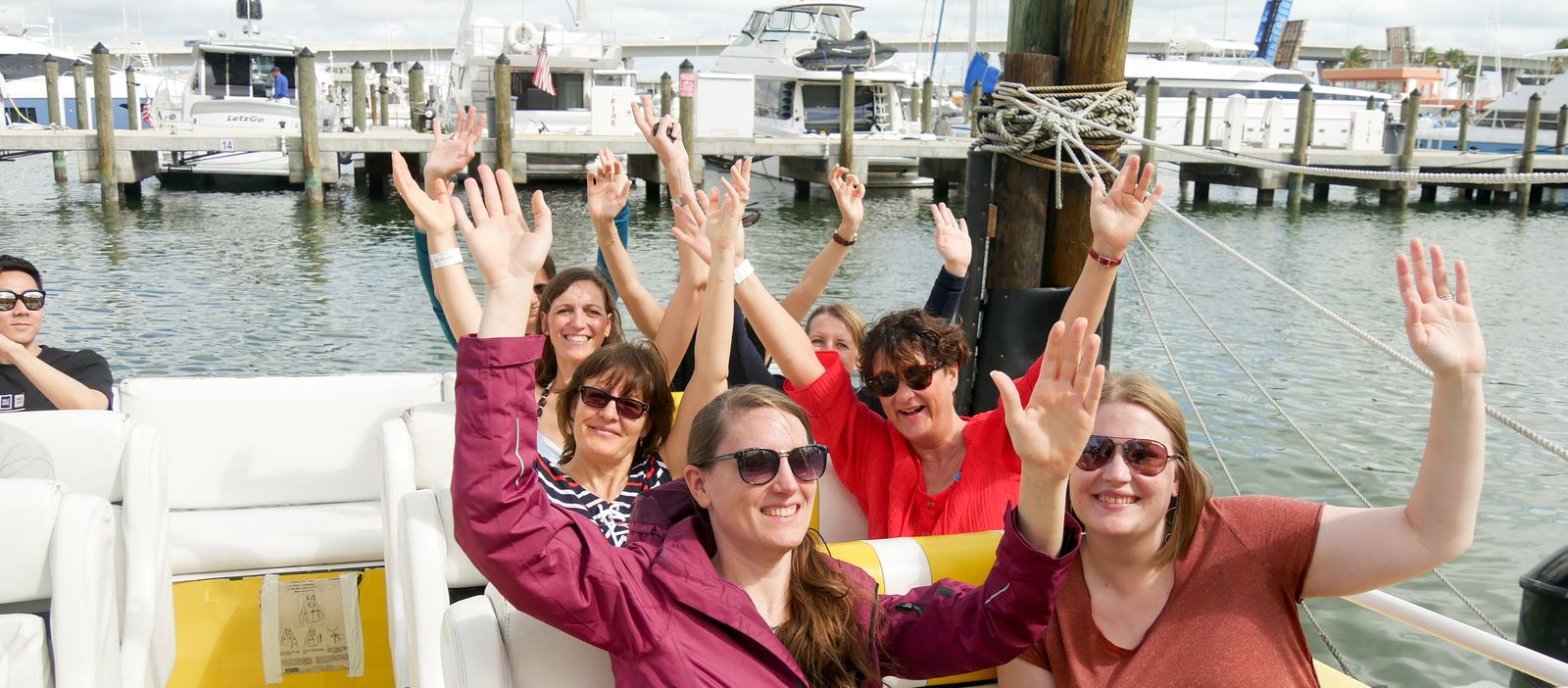 CANUSA Mitarbeiterinnen auf einem Boot der Thriller Miami Speedboat Adventures