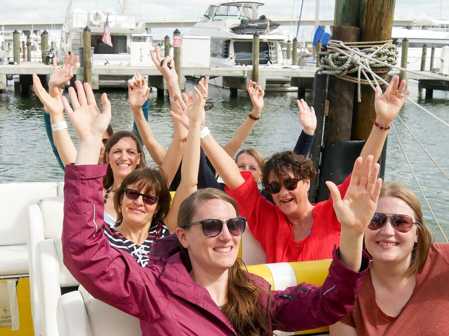 CANUSA Mitarbeiterinnen auf einem Boot der Thriller Miami Speedboat Adventures