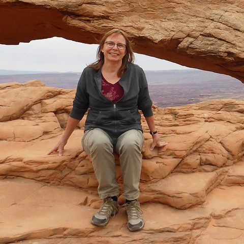 Carola vor dem Mesa Arch Felsbogen