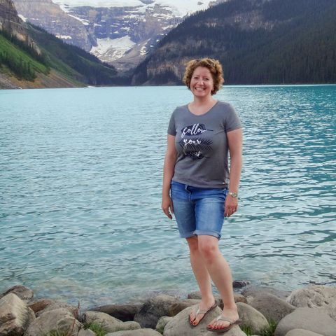 Mitarbeiterin Julia RÃ¼hl am Ufer des Lake Louise in Alberta