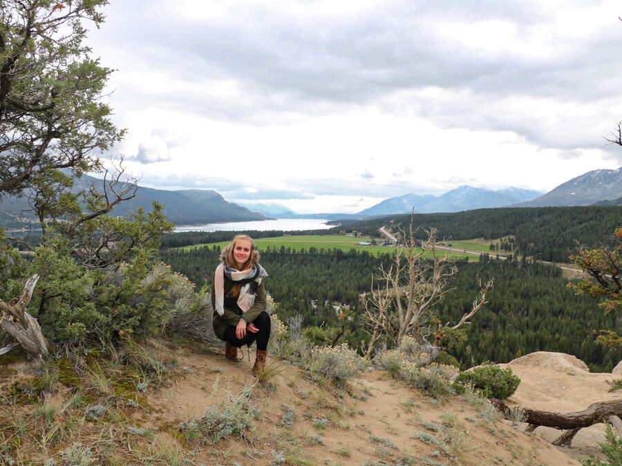 CANUSA Mitarbeiterin Laura Hoffmann unterwegs auf dem Hoodoos Trail in Alberta