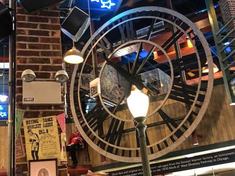 Innenaufnahme von Portillo's Hot Dogs in Chicago