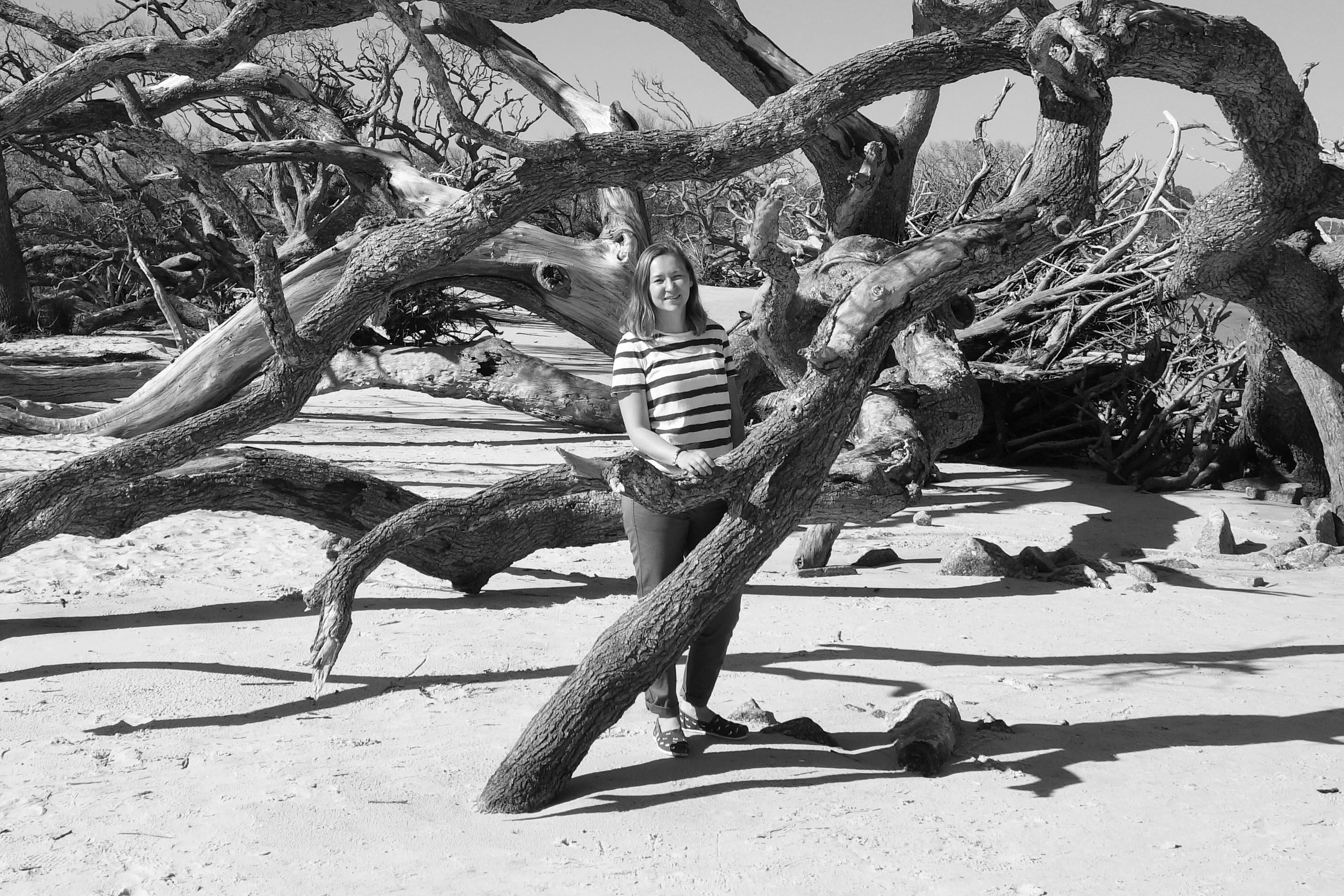 CANUSA Mitarbeiterin Lena Bruening am Driftwood Beach in Jekyll Island