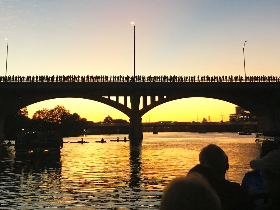 CANUSA Mitarbeiterin Laura Hardt genießt den Sonnenuntergang an der Congress Bridge in Austin, Texas