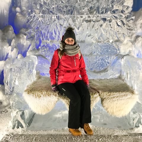 CANUSA-Mitarbeiterin Lena Brüning in den Ice Castles in Edmonton
