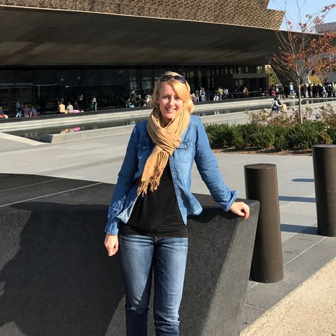 Anngret Rossol vor dem National Museum of African American History and Culture in Washington DC