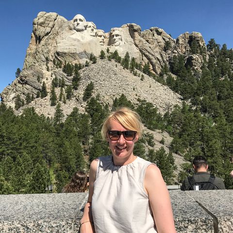 Die CANUSA Mitarbeiterin Anngret Rossol vor dem Mount Rushmore National Memorial in South Dakota