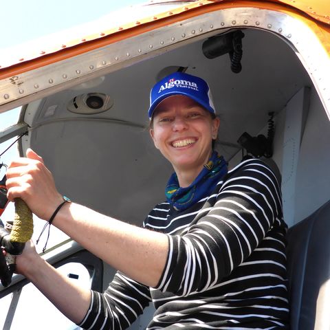 CANUSA Mitarbeiterin Antje Hauck in einem Wasserflugzeug auf dem Miminska Lake in Ontario