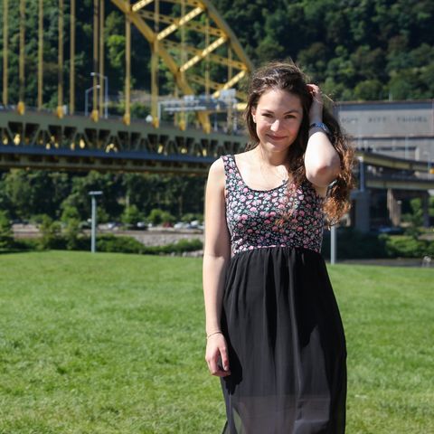 Antonia Rosenkranz vor der Fort Pitt Bridge in Pittsburgh
