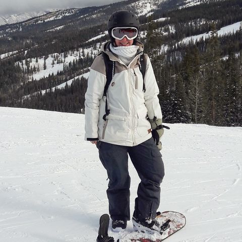 CANUSA Mitarbeiterin Cindy Heider auf dem Snowboard in Buttermilk, Colorado