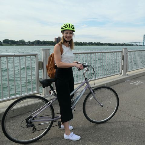 CANUSA-Mitarbeiterin Finja Hansen auf einem Fahrradausflug durch Detroit, Michigan