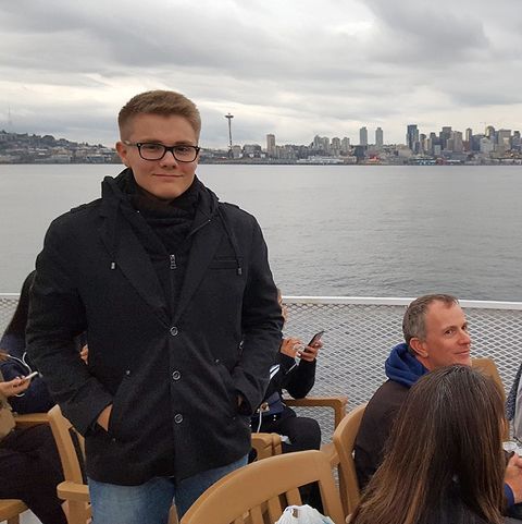 Felix vor der Skyline von Seattle