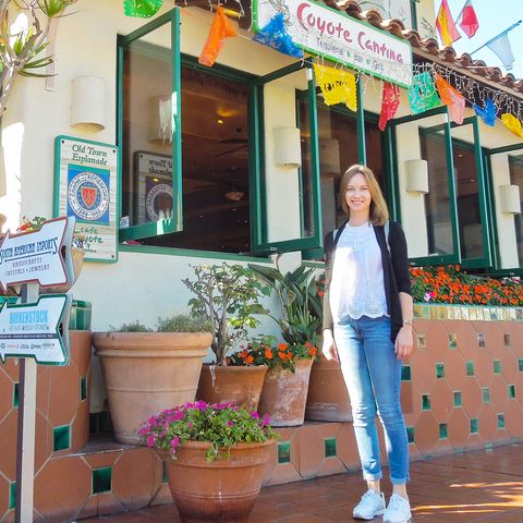 CANUSA Mitarbeiterin Finja Hansen vor dem Cafe Coyote in San Diego, Kalifornien