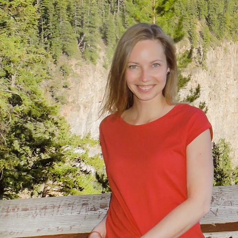 CANUSA Mitarbeiterin Finja Hansen vor den Helmcken Falls in British Columbia