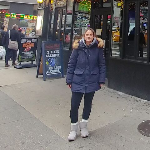 CANUSA-Mitarbeiterin Giulia Allegrino vor der Smith's Bar in New York