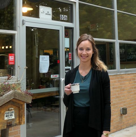 CANUSA-Mitarbeiterin Finja Hansen vor dem Higher Grounds Kaffeshop, Michigan
