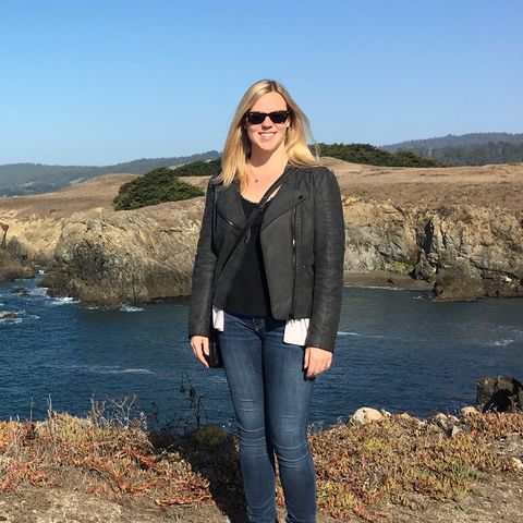 CANUSA-Mitarbeiterin Laura Hardt genießt ihre Zeit im Sonoma Coast State Park in Ka