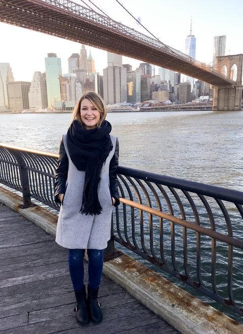 Mitarbeiterin Lena an der Brooklyn Bridge in New York