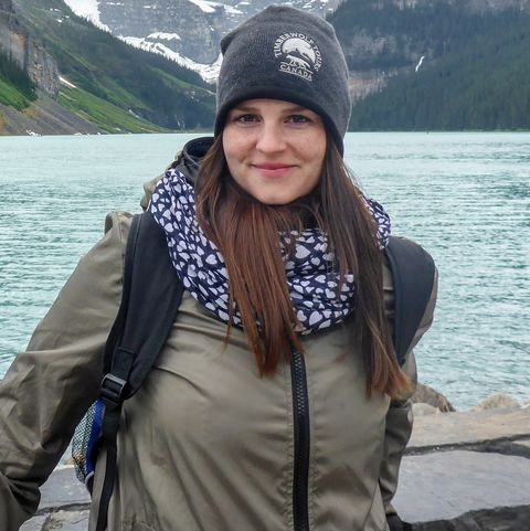 Maja Sebode vor dem Lake Louise in Banff
