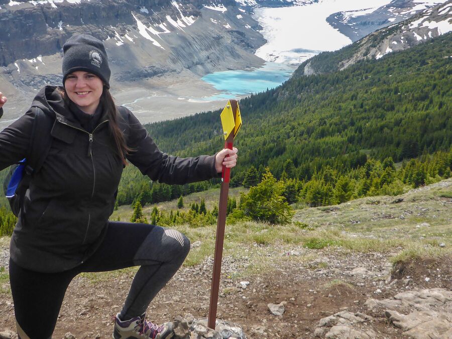 Maja Sebode wÃ¤hrend einer Wanderung auf dem Park Ridge Trail in Banff