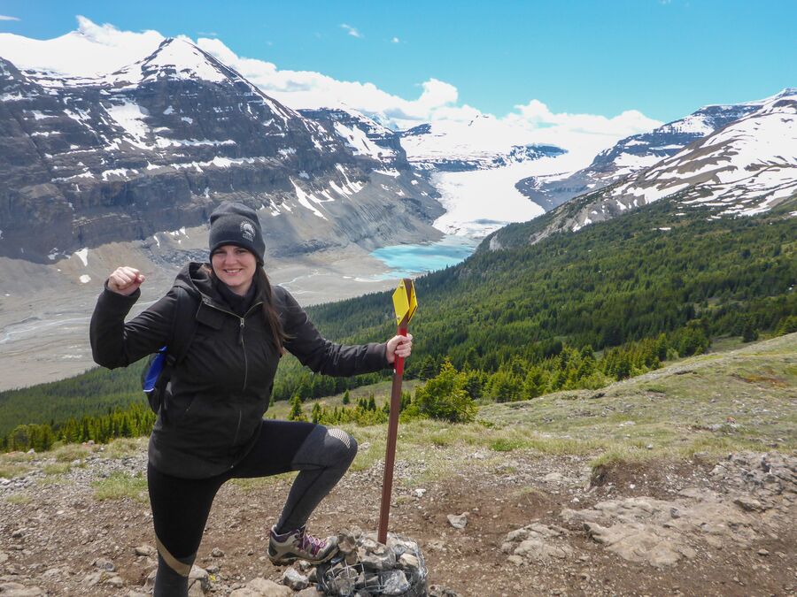 Maja Sebode wÃ¤hrend einer Wanderung auf dem Park Ridge Trail in Banff