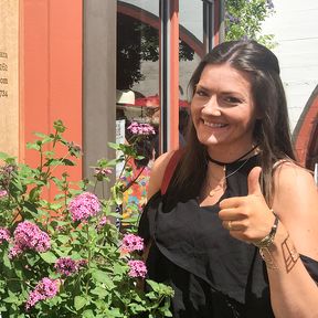 Mandy vor dem Restaurant FARM - Palm Springs Mandy vor dem Restaurant FARM - Palm Springs