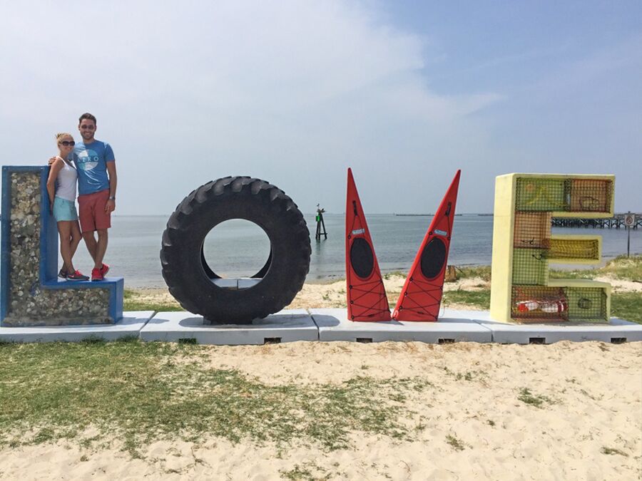 CANUSA Mitarbeiterin Miriam Ohde mit ihrem Freund auf einem LOVE - Schriftzug in Virginia