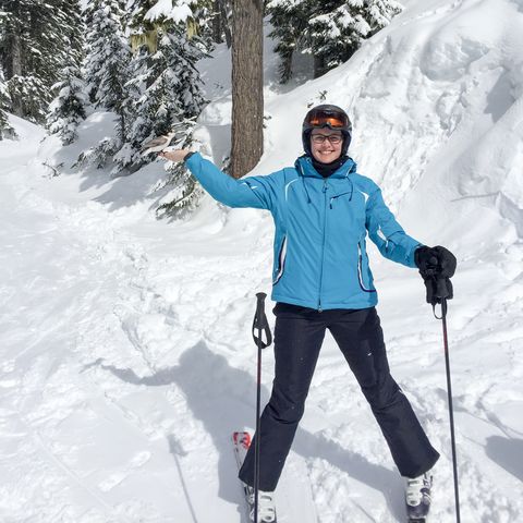Mitarbeiterin Rebecca beim Skifahren im Whistler Skiegebiet