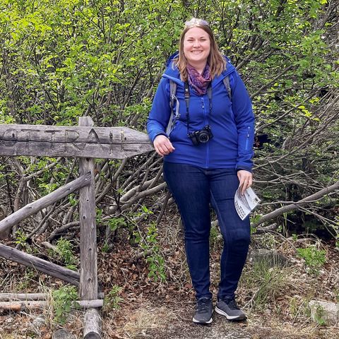 CANUSA-Mitarbeiterin Sabrina Karavla am Trailhead des Chilkoot Trails in Bennett