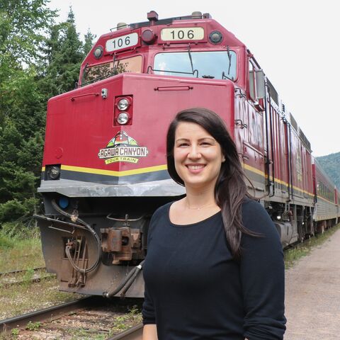 CANUSA Mitarbeiterin Sarina Keil vor einem Agawa Canyon Tour Train in Ontario