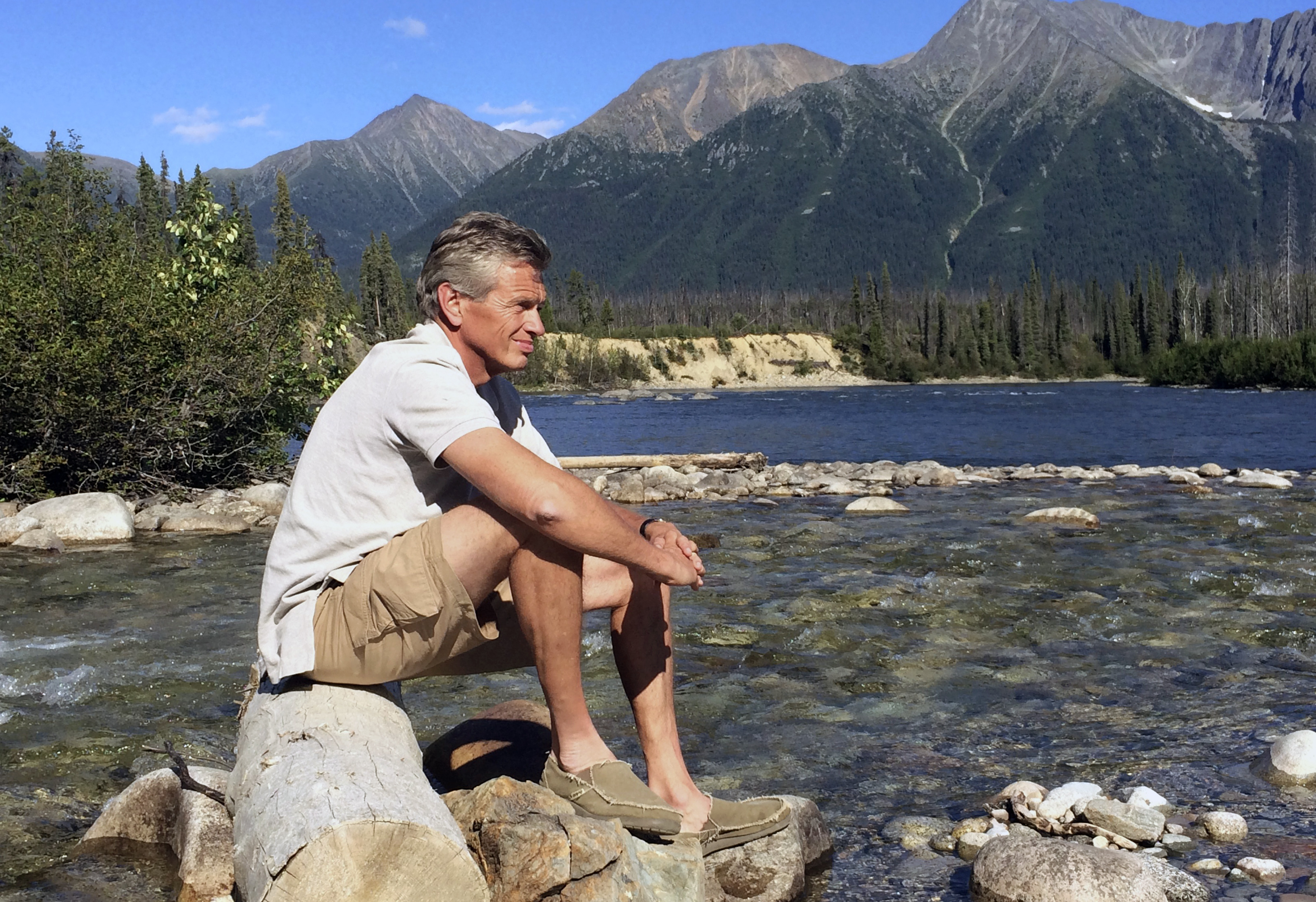 Pause am Fluss an der Nahanni Range Road im Yukon