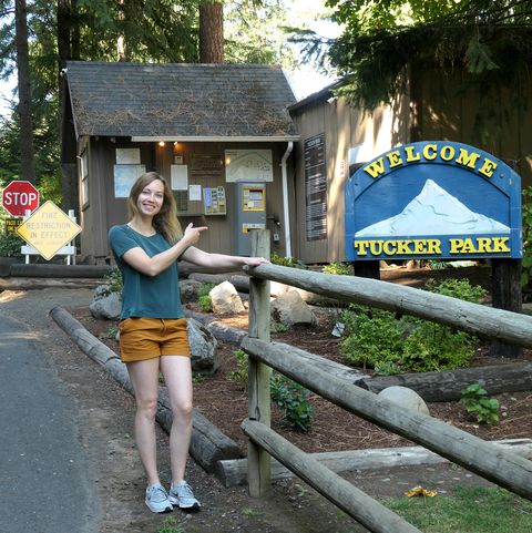 CANUSA-Mitarbeiterin Finja Hansen vor dem Tucker Park Schild, Oregon