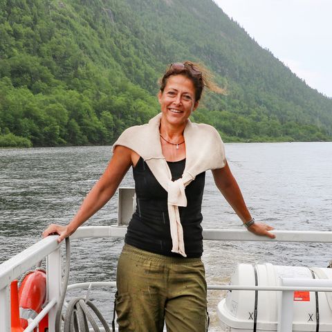Mitarbeiterin Stefanie Kindl bei einer Bootstour auf dem Malbaie River in Kanada