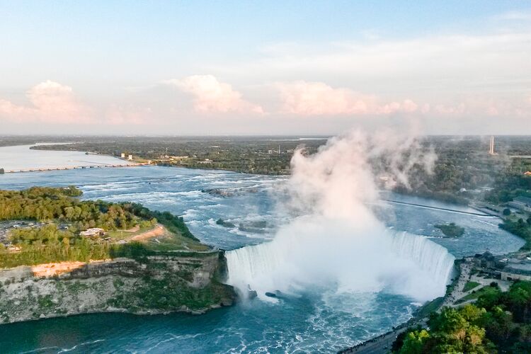 Der Ausblick vom Skylon Tower auf die NiagarafÃ¤lle in Kanada