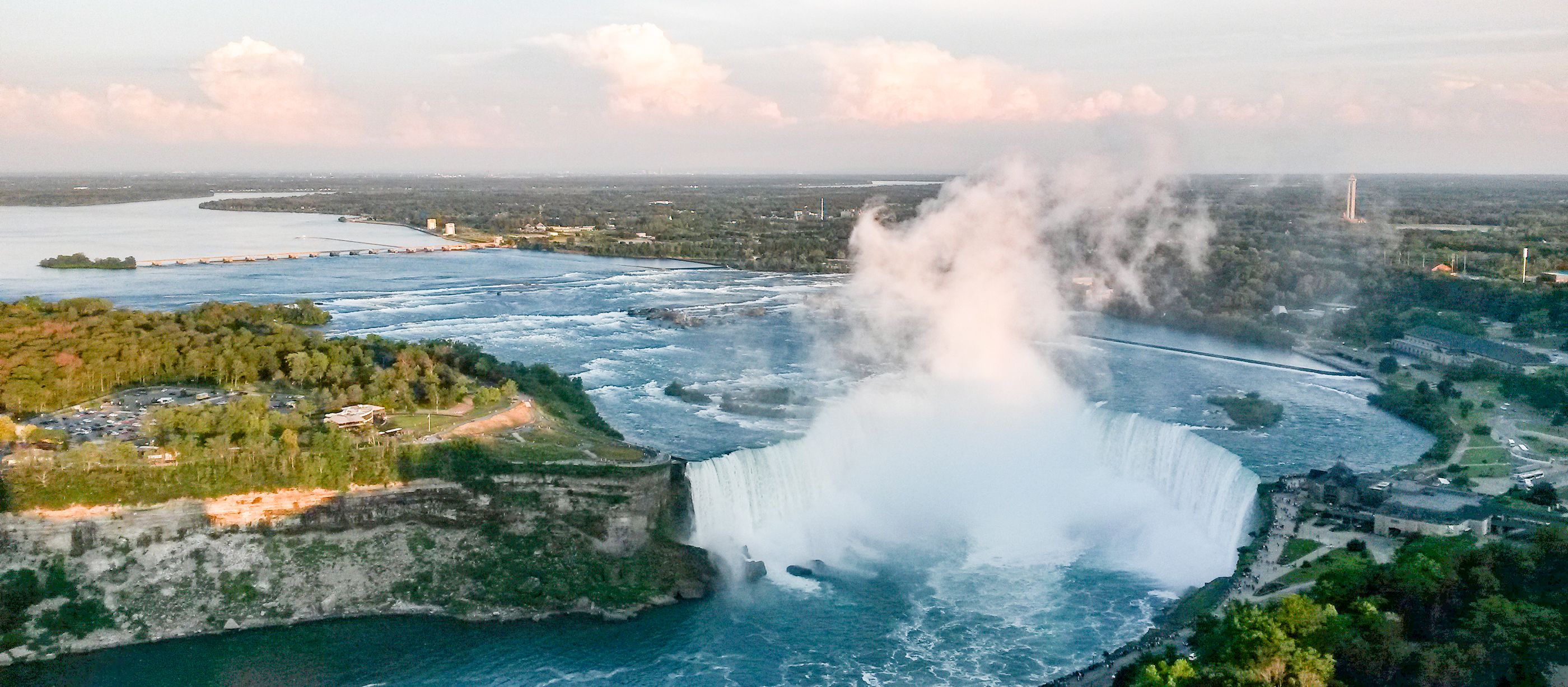 Der Ausblick vom Skylon Tower auf die NiagarafÃ¤lle in Kanada