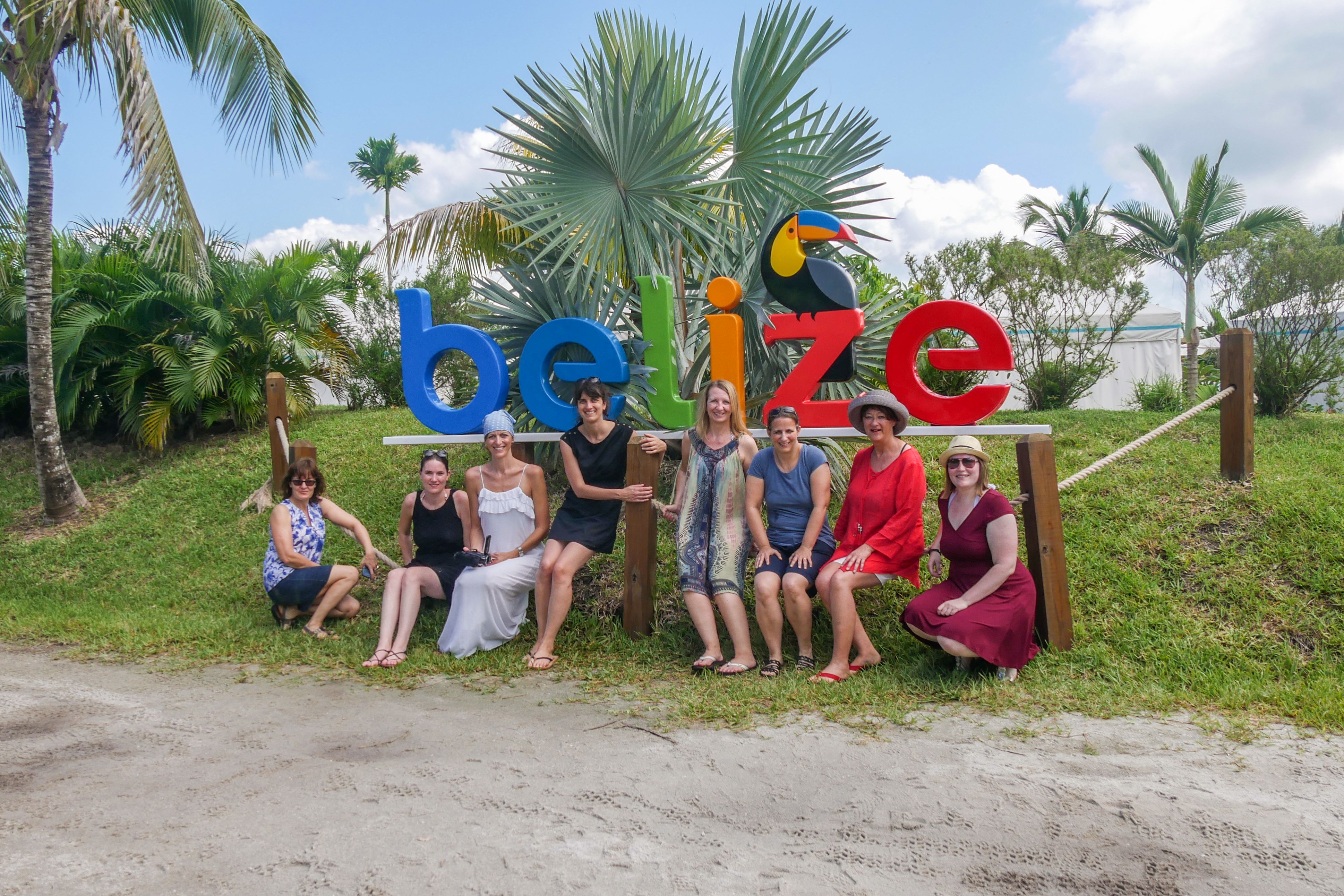 CANUSA Mitarbeiterinnen auf der auf der Kreuzfahrt-Insel Harvest Caye in Zentralamerika