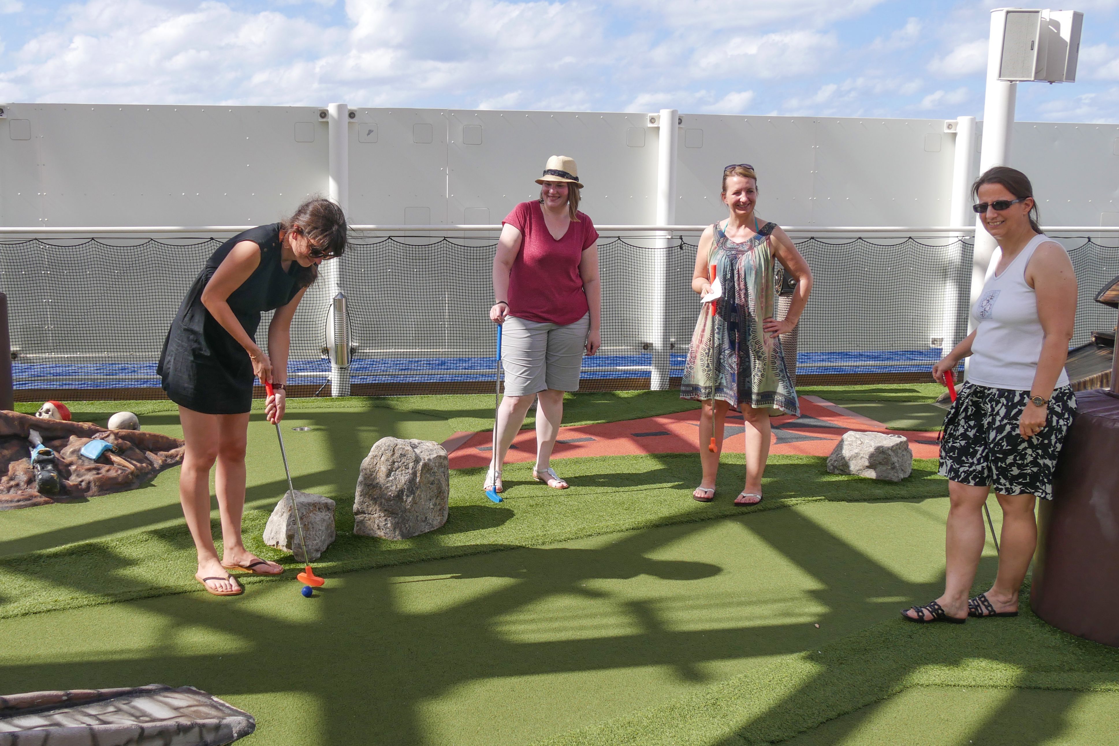 CANUSA-Mitarbeiterinnen spielen Minigolf auf dem Kreuzfahrtschiff Norwegian Getaway von NCL