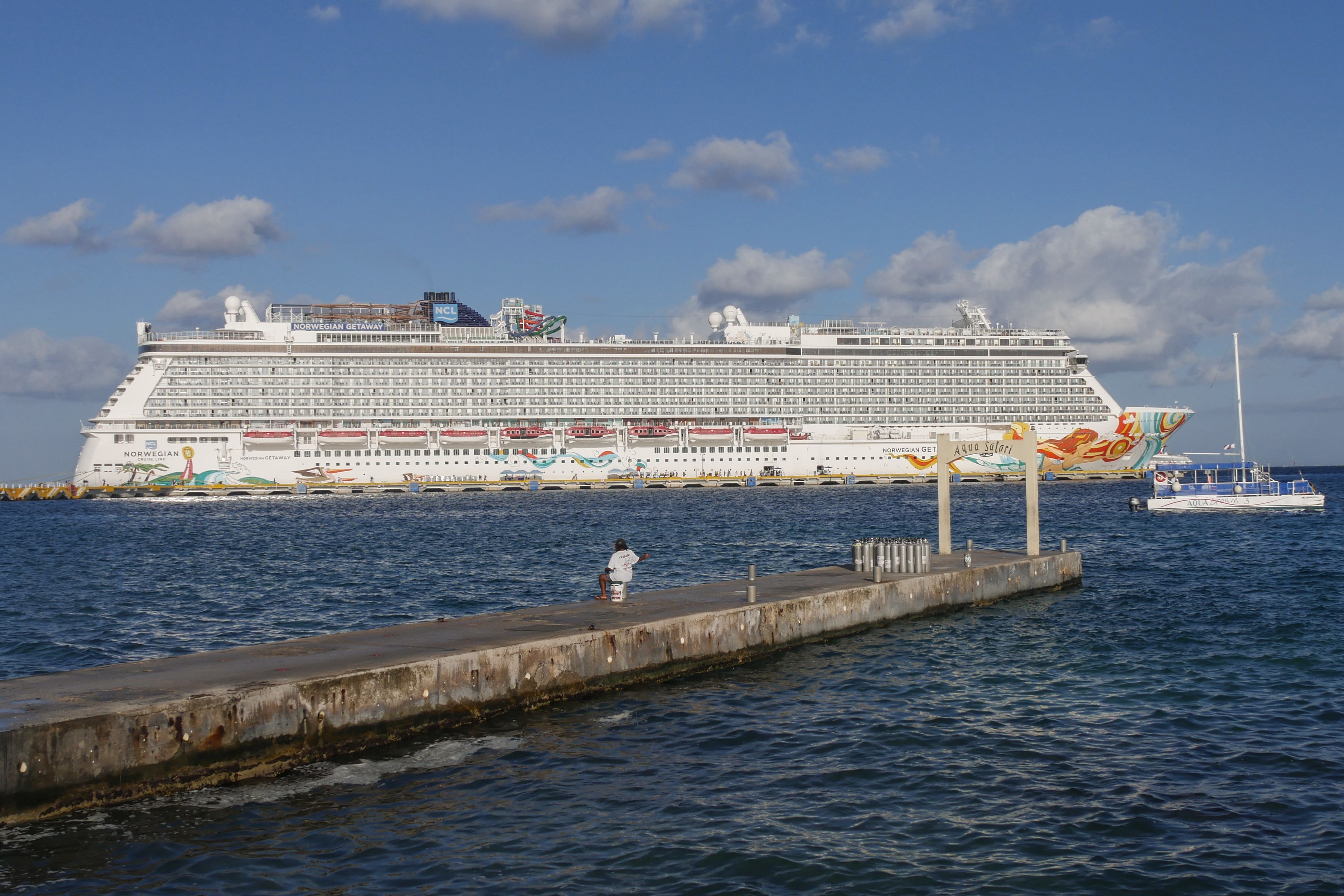 Das Kreuzfahrtschiff Norwegian Getaway von NCL in Tulum, Mexiko