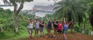 allgemein/storytelling/17-karibik-kreuzfahrt-fam/roatan-gruppenbild-ziplining-01.cr4592x2013-0x542