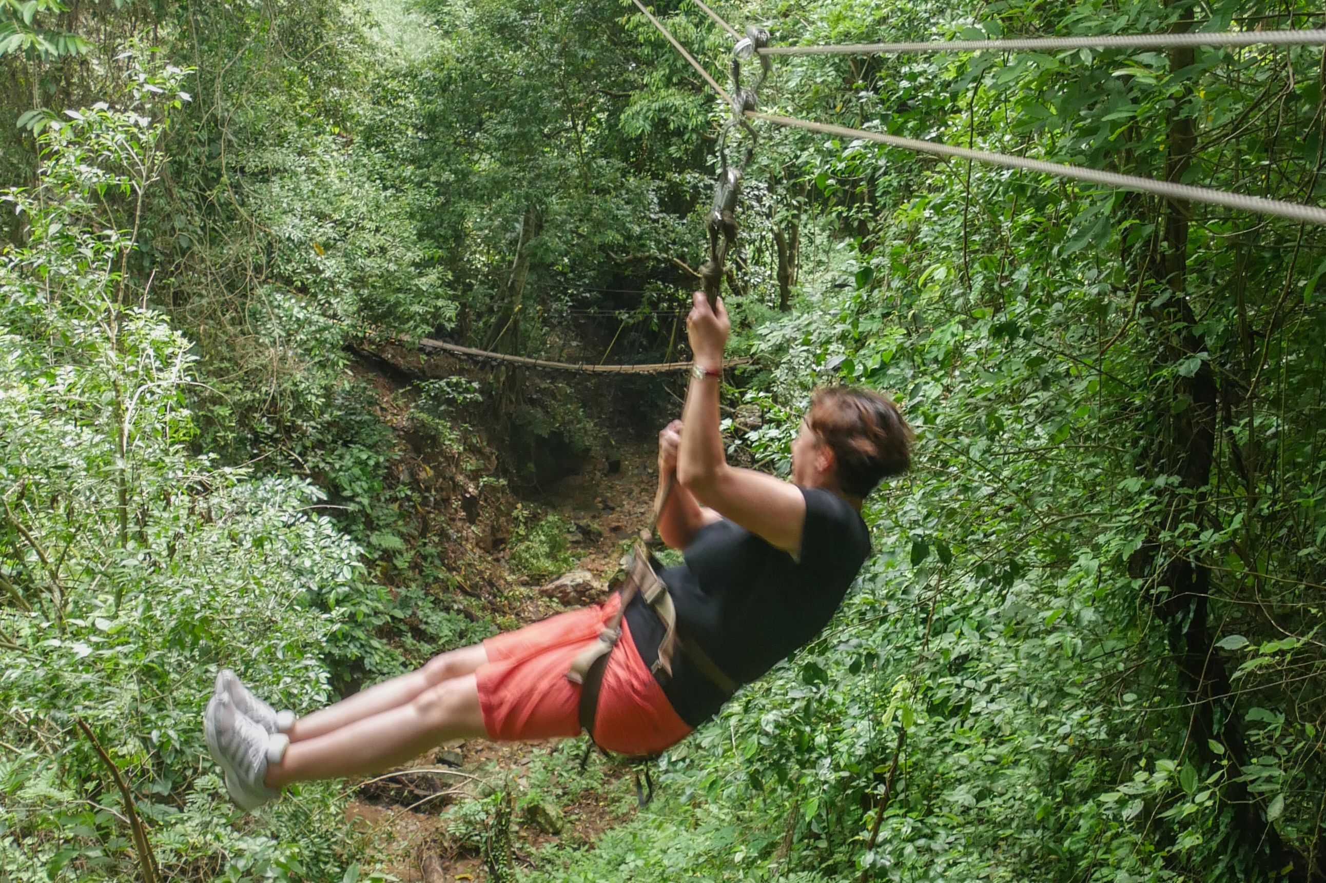 CANUSA-Mitarbeiterin Angelika Weber beim Zip-Lining auf der Insel Roatán, Honduras