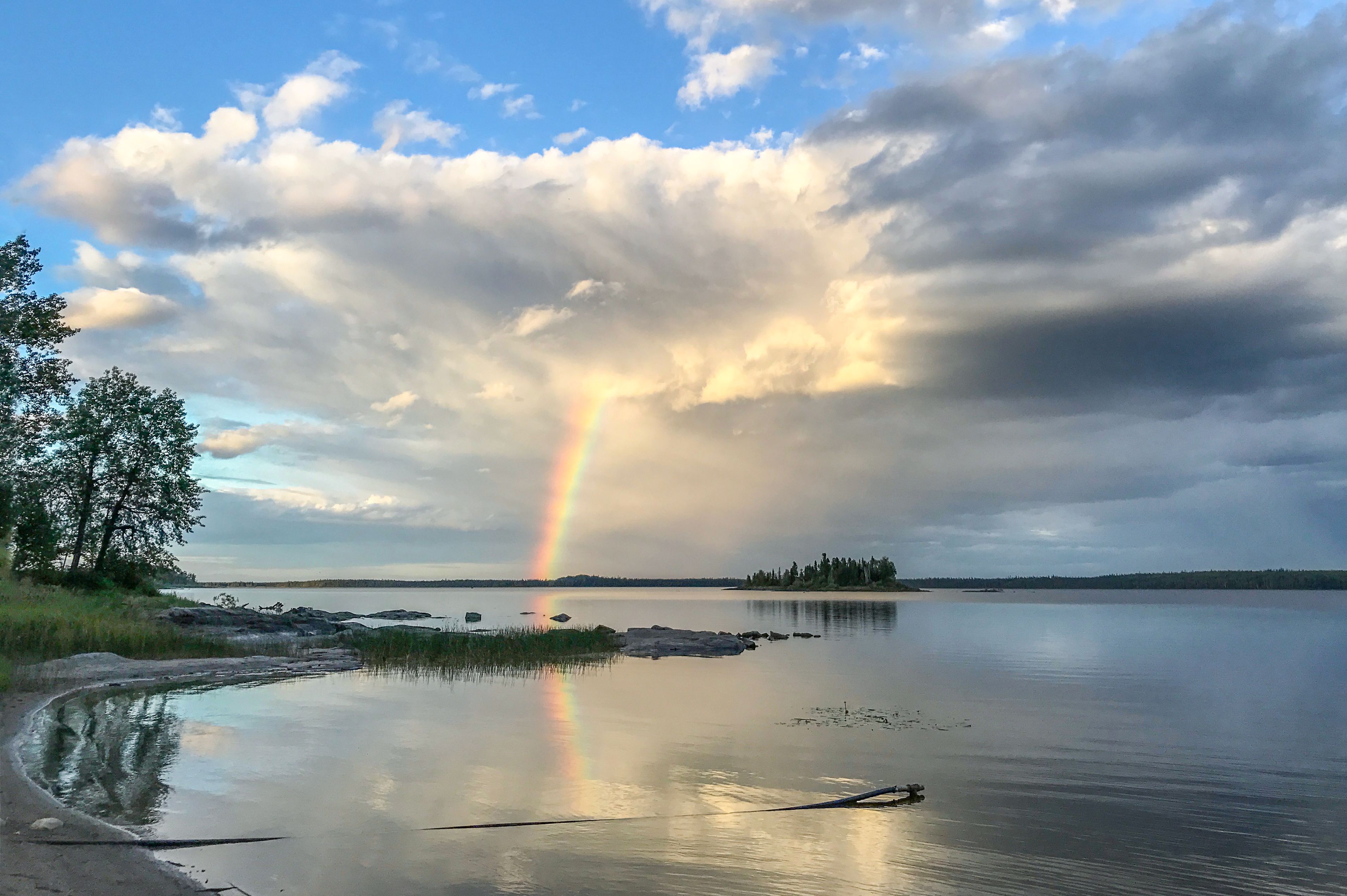 Ein Regenbogen Ã¼ber dem Miminiska Lake