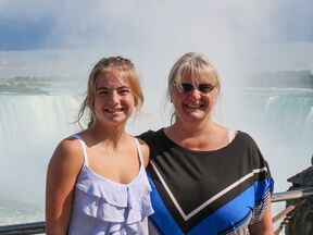 CANUSA Mitarbeiterin Kirstin Denicke mit ihrer Tochter an den NiagarafÃ¤llen in Onatrio