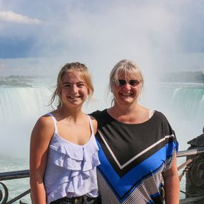 CANUSA Mitarbeiterin Kirstin Denicke mit ihrer Tochter an den NiagarafÃ¤llen in Onatrio