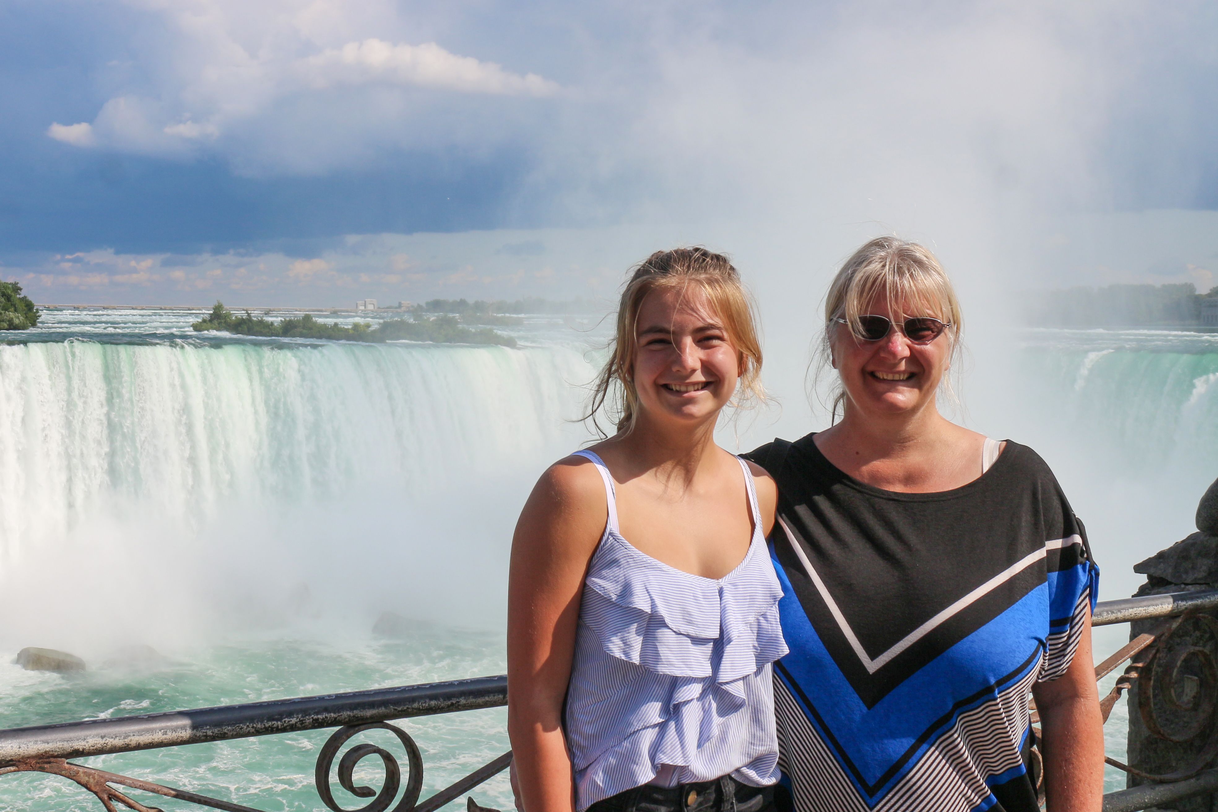 CANUSA Mitarbeiterin Kirstin Denicke mit ihrer Tochter an den NiagarafÃ¤llen in Onatrio