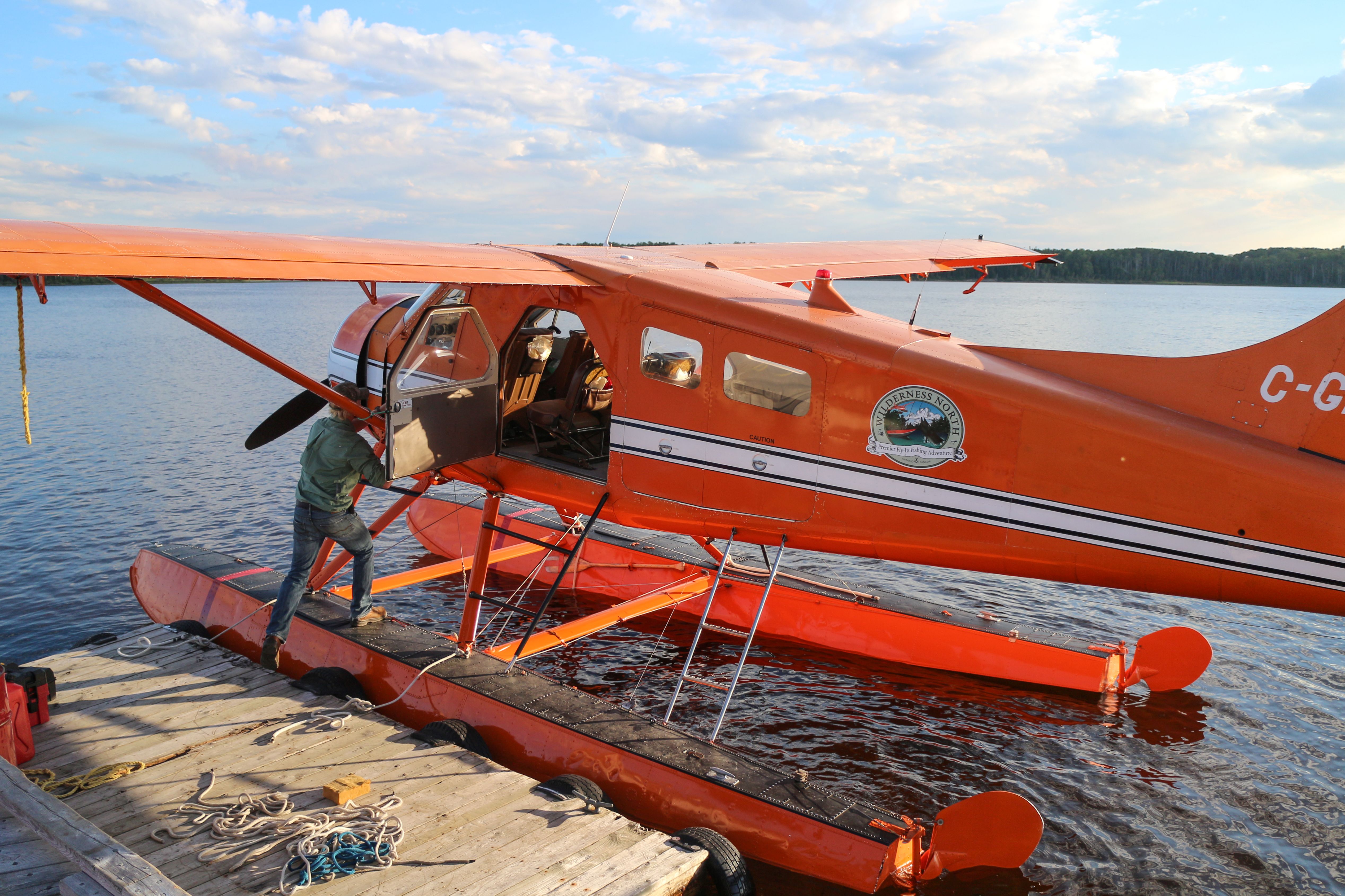 Rundflug mit einem Wasserflugzeug Ã¼ber den Miminiska Lake in Ontario