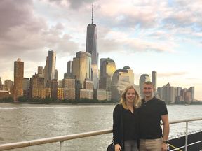 CANUSA Mitarbeiterin Laura Hardt genießt gemeinsam mit ihrem Freund die Skyline New Yorks